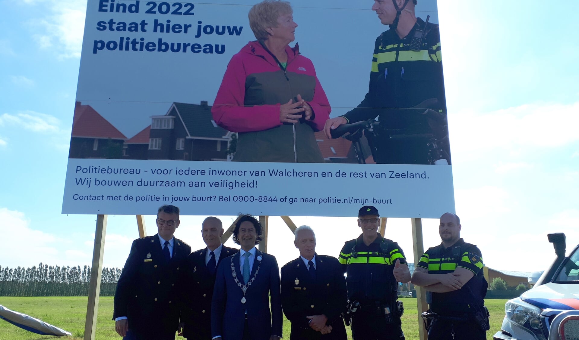 Vertegenwoordigers van de politie en gemeente Middelburg bij het bouwbord.