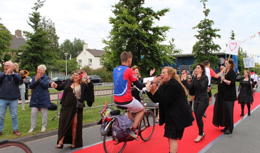 Toneelgezelschap Myra Ceti uit Steenbergen ontvangen met alle egards de deelnemers aan de Roparun 2019
