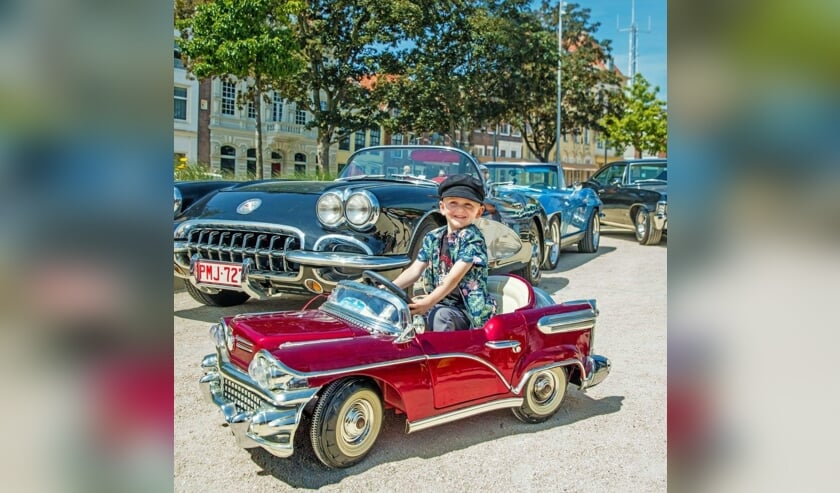 Een piepjonge deelnemer in zijn eigen oldtimer.