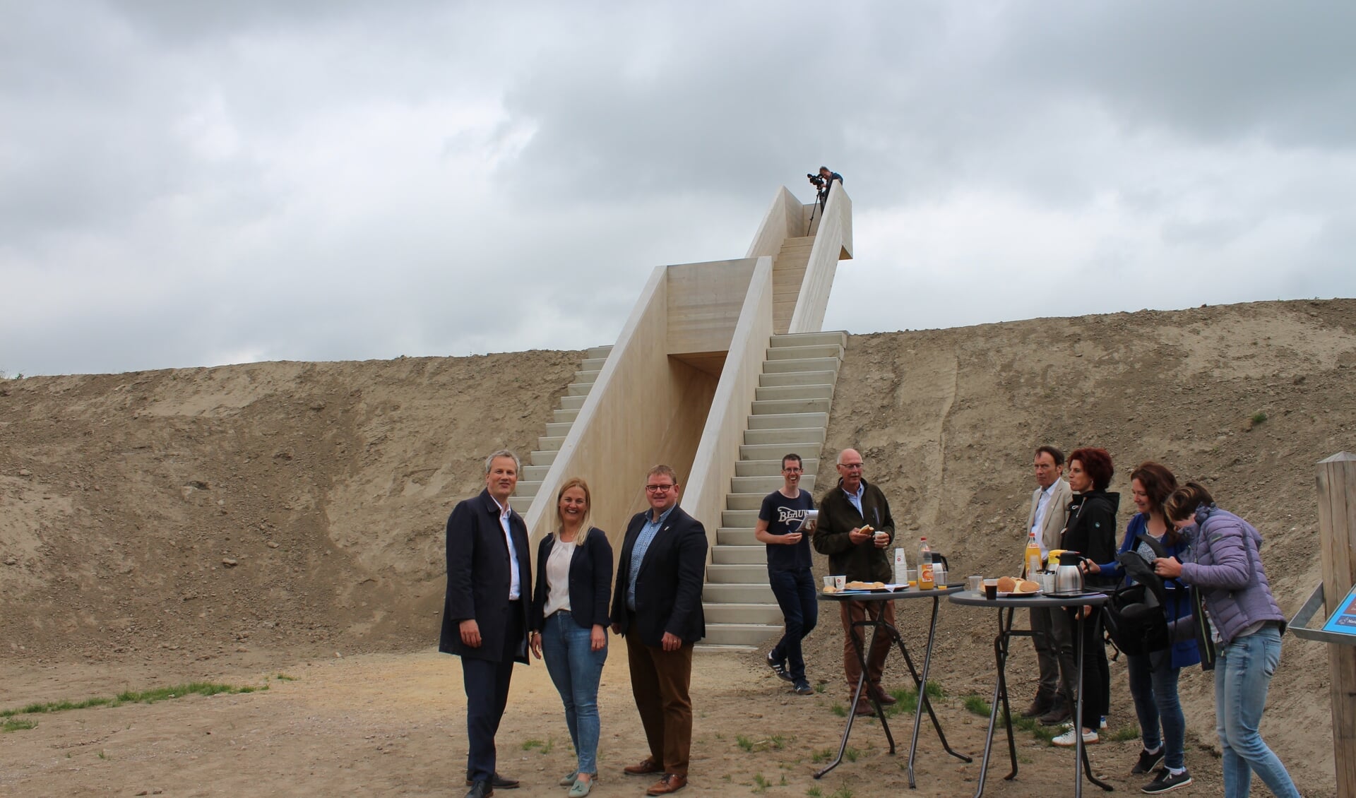 Wethouders Evert Weys, Esther Prent en Patrick van der Velden bij de nog naamloze trap op Fort Henricus in De Heen.