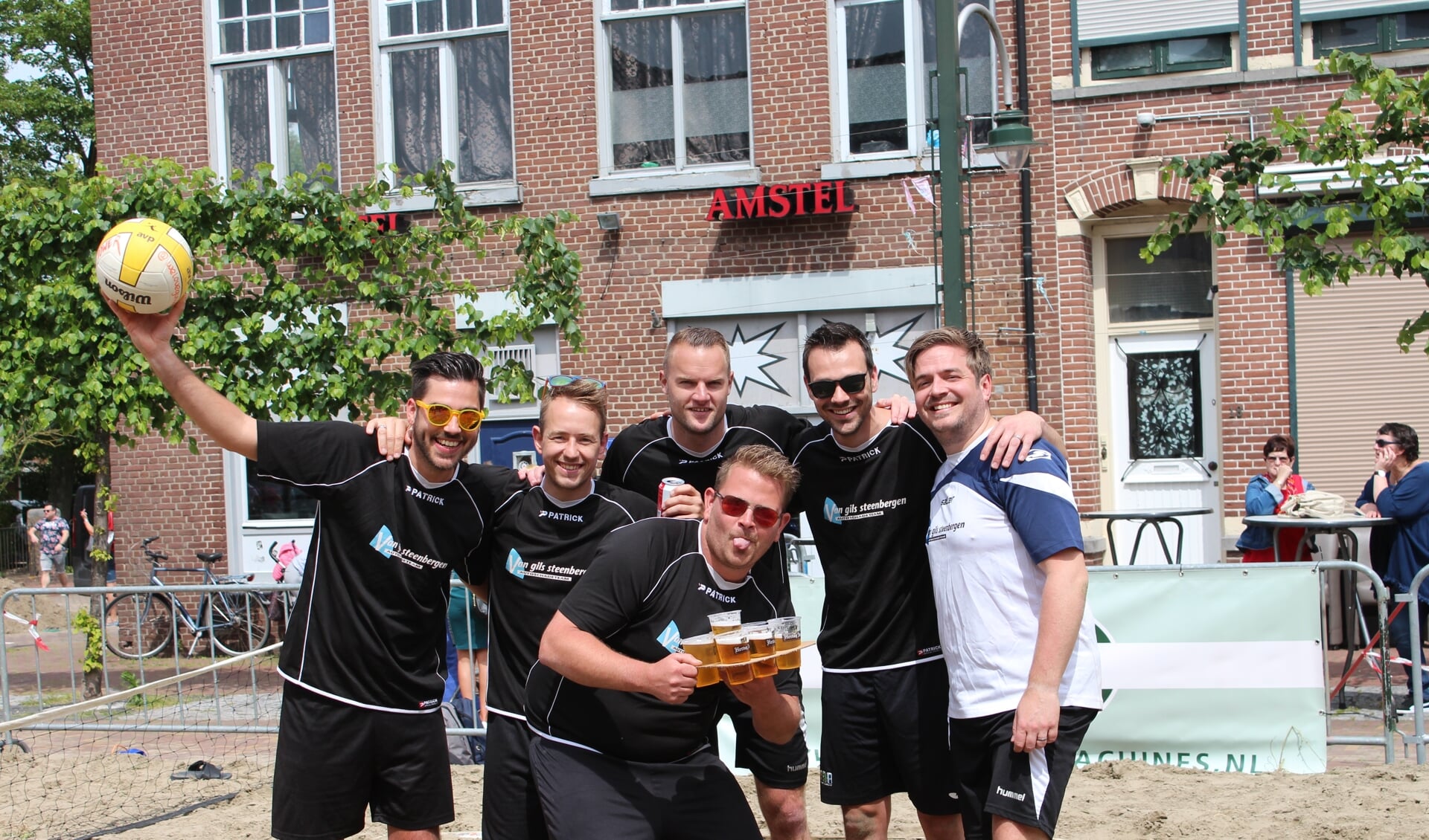 Het team van Autoschadeteam Van Gils volleybalde op de Markt in Steenbergen met een proost.