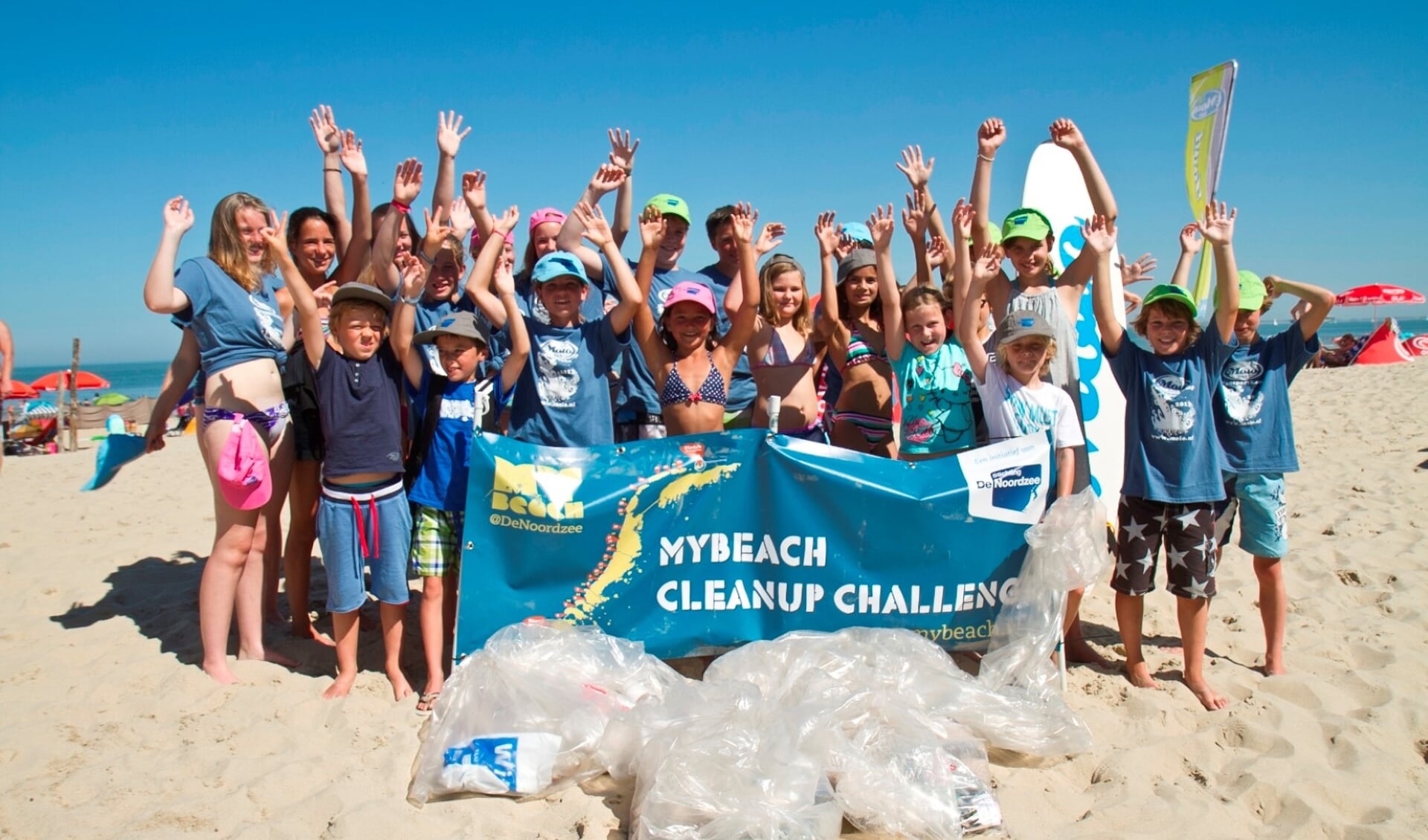 Tijdens de Beach Cleanup Tour ruimen vrijwilligers afval op langs de Zeeuwse kust.