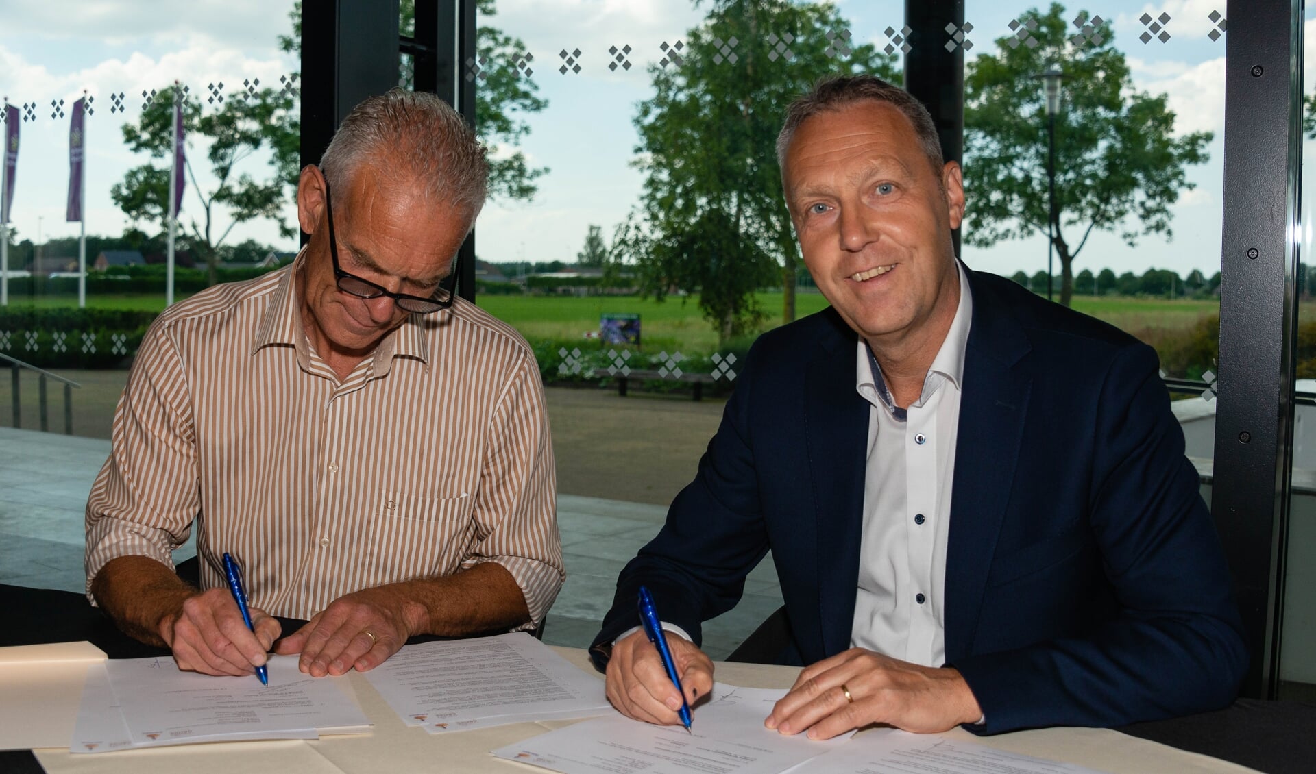 Ron Roovers, directeur Bedrijven van Rabobank De Zuidelijke Baronie, en Kees Kools, voorzitter van Wielerpromotion Rucphen, ondertekenen de sponsorovereenkomst.