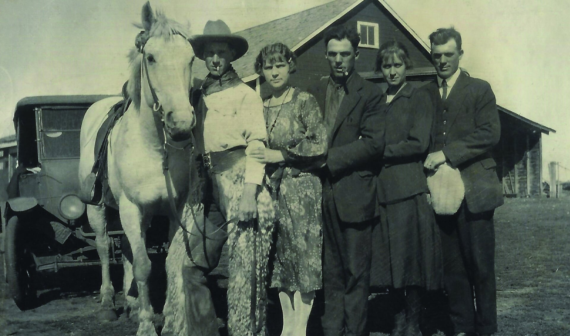 Van links naar rechts: Een onbekende cowboy en de geëmigreerde Hoevenaren Catharina Vermunt, Johannes Lauwerijssen, Adriana van Eekelen en Cornelis Lauwerijssen nabij Strathmore in Canada, omstreeks 1927. FOTOCOLLECTIE M. HENDRICKS-LAUWERYSSEN, STRATHMORE, ALBERTA