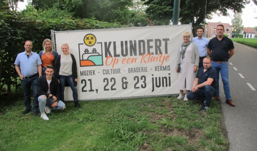 Ed de Roos, Manon Klaren, Gijs Schuurmans, Evy Strootman, Anita Klaren, Jeroen van Wensen, René Mol en Benno Donkers trekken de kar van Klundert op een Kluitje.
