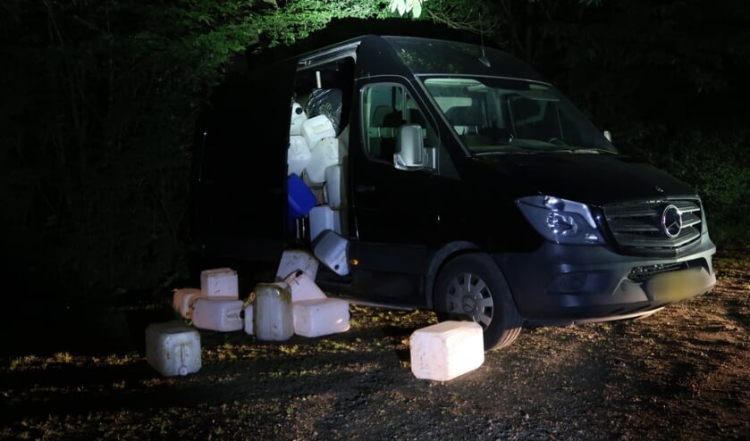 Een bus vol vaten werd aangetroffen bij de Galderse Meren. Waarschijnlijk resten van drugsproductie.