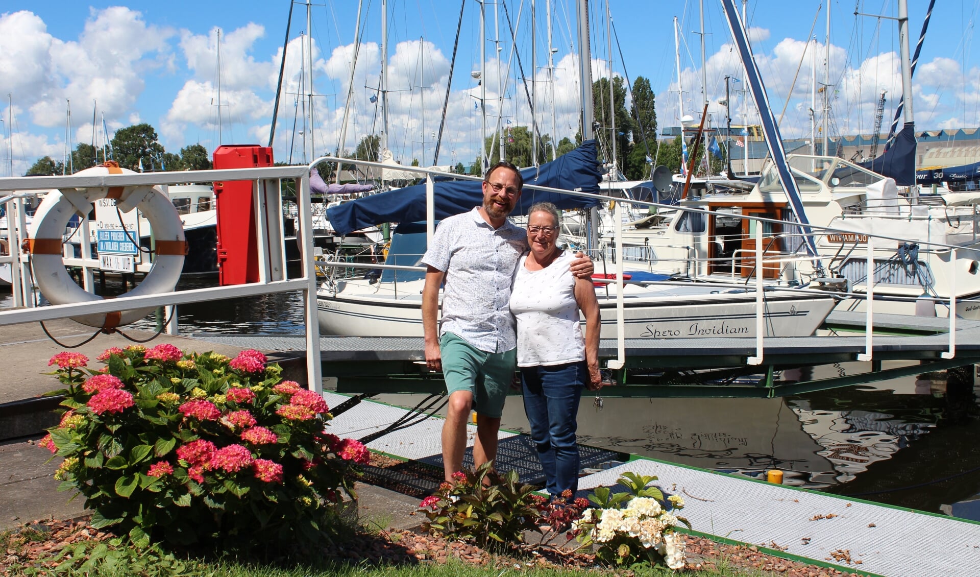 Voorzitter Jan-Eric Withagen en Havenmeester Willy van Aart met op de achtergrond hun eigen boten.