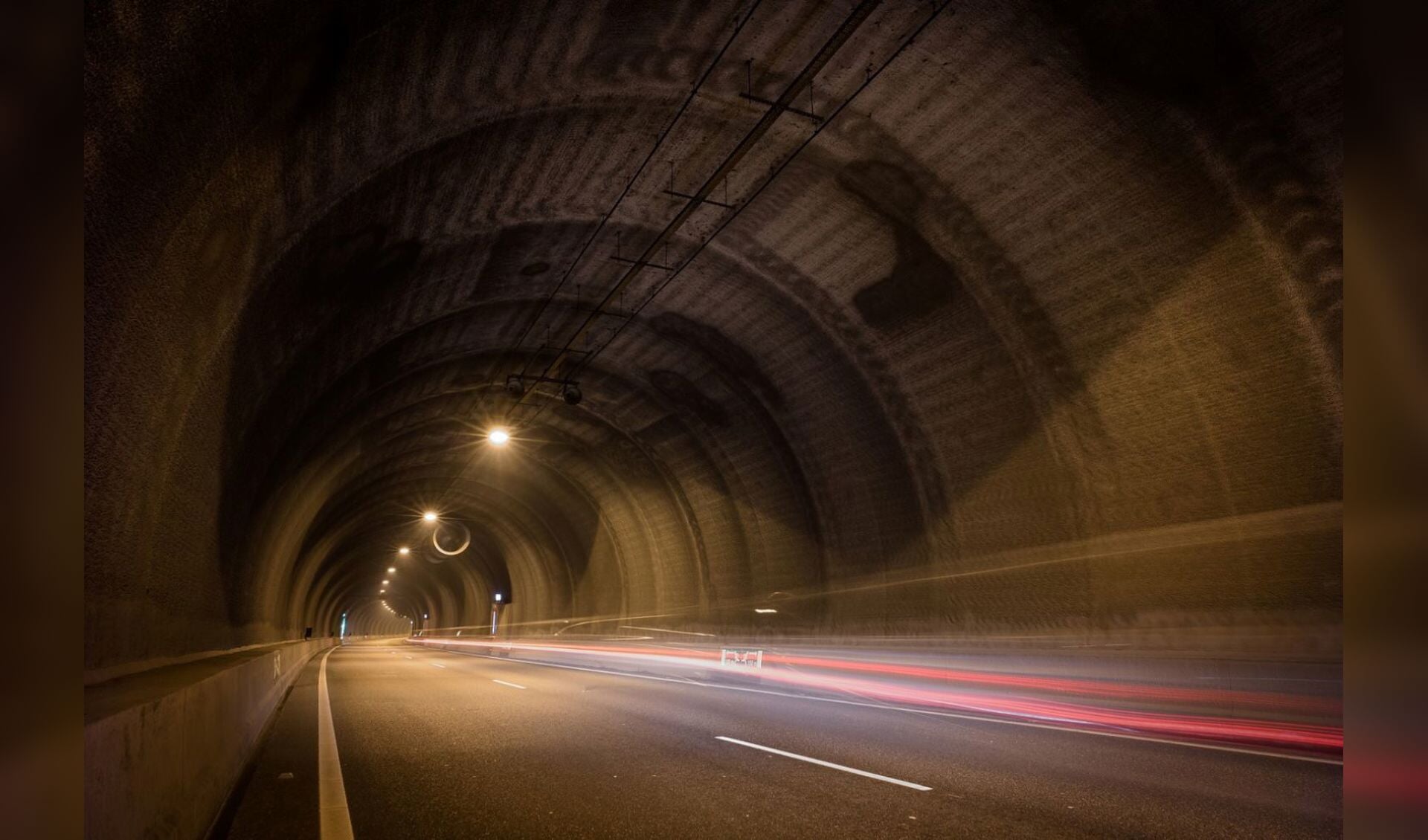 De tunnel is maar kort volledig afgesloten van verkeer. 