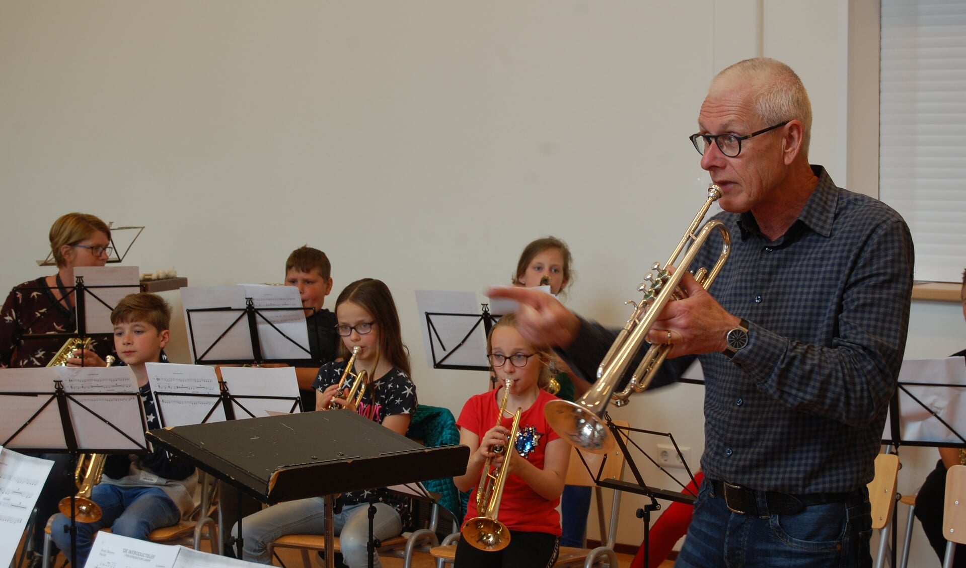 Koperdocent Anton Kempe brengt de kinderen de fijne kneepjes van het musiceren bij. FOTO JESSICA ROVERS