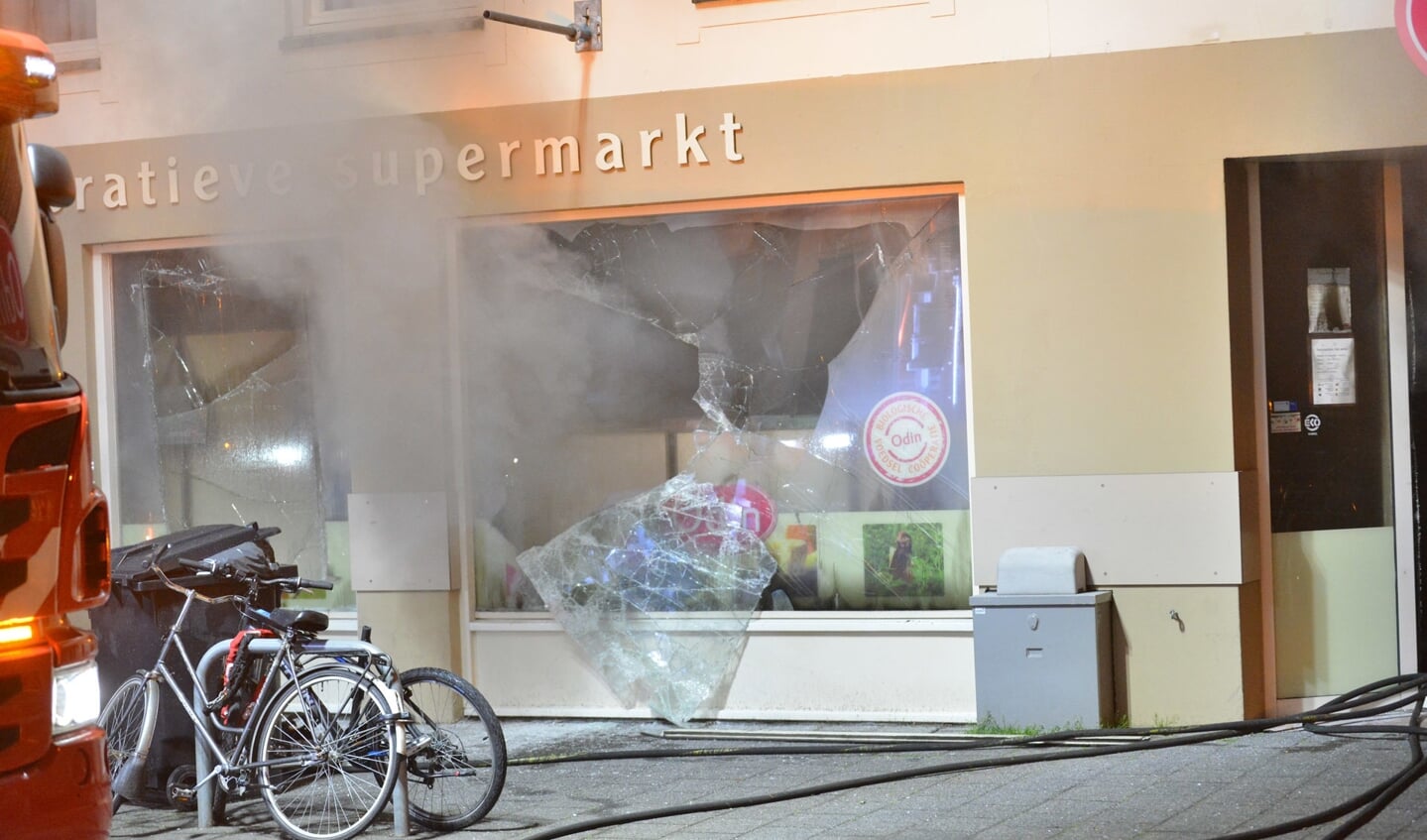 De brandweer blust bij supermarkt Odin.