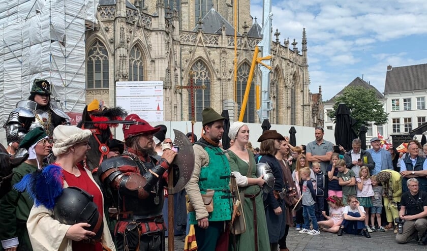 De historische figuren hebben zich voor de opening op de Grote Markt verzameld.