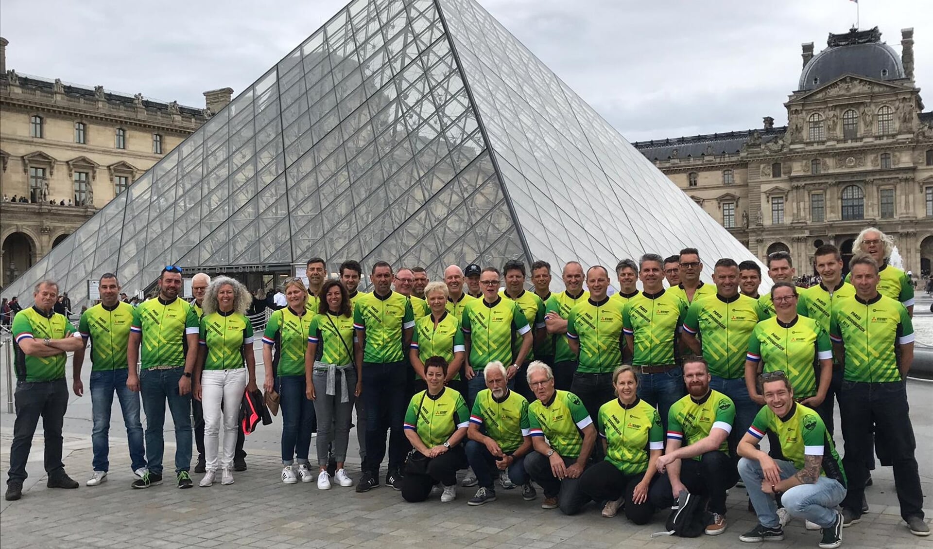 De Moerdijkriders bij 'het Louvre' in Parijs. 