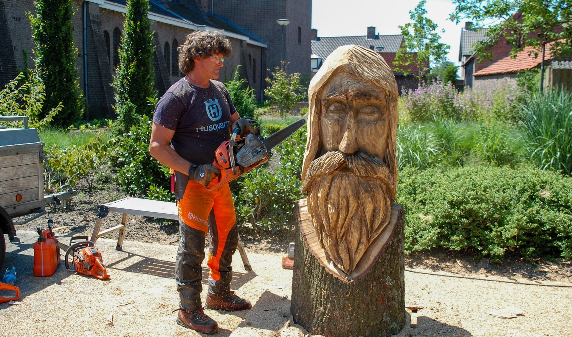 Marc Struyf maakt houtsculptuur met kettingzaag