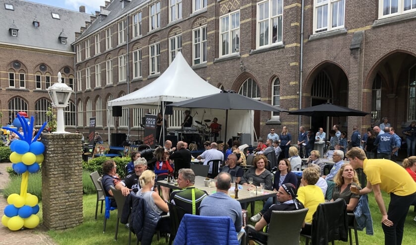 Live-muziek, sfeer en gezelligheid bij Bovendonk als centrum van de fietsvierdaagse.