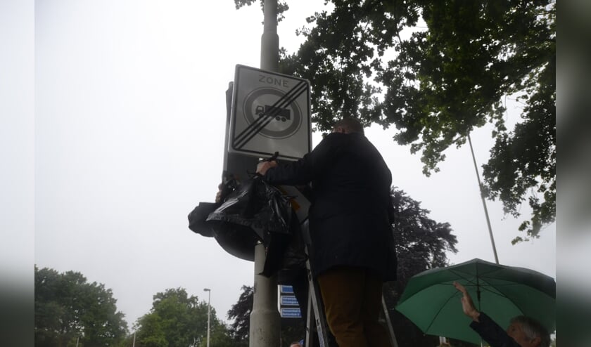 De wethouder mocht samen met buurtbewoner Eddie Simonis de borden onthullen