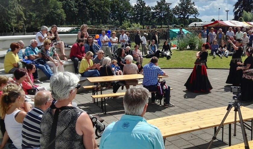 Samsara Oriëntaalse buikdans op een eerdere editie van de Exotische Markt in Nispen. FOTO MARISKA WAGEMAKERS/OPENLUCHTTHEATER NISPEN