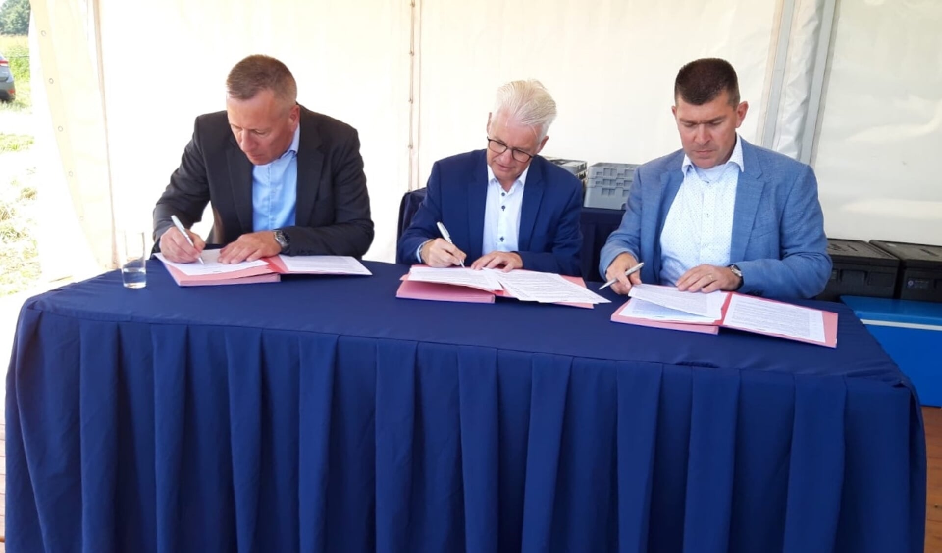 Brian Alwind (DSV), Frank Hommel (wethouder gemeente Tholen), Arno van Berlo (DSV) tijdens de ondertekening. 