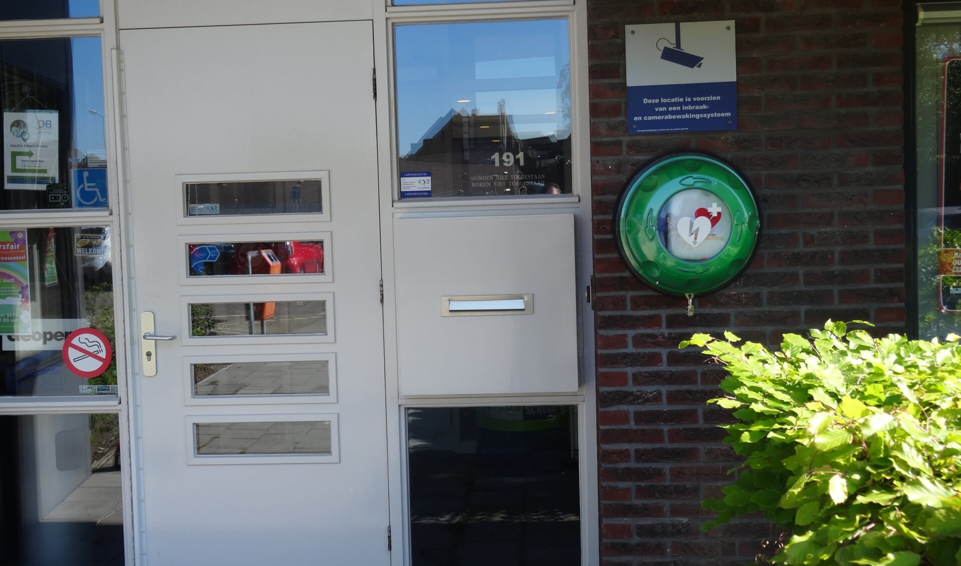 AED geplaatst bij de ingang van wijkhuis 't Dijksteeke.