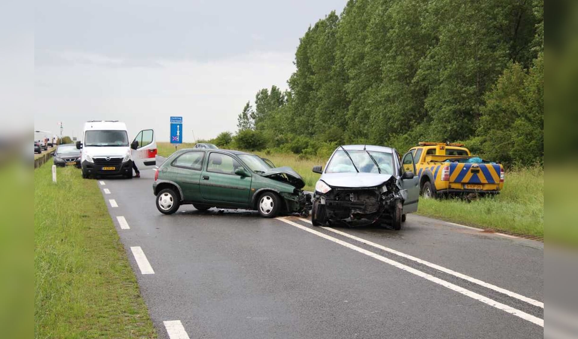 De auto's raakten zwaar beschadigd. 