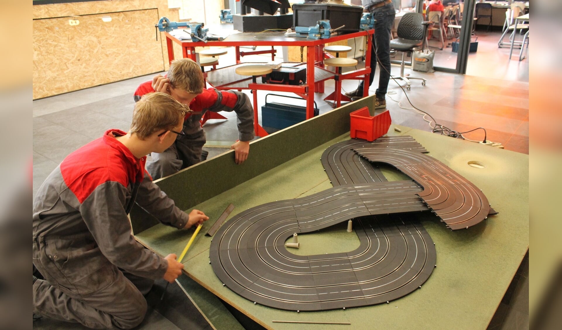 De leerlingen werken in hun school aan verschillende 'groene' projecten.