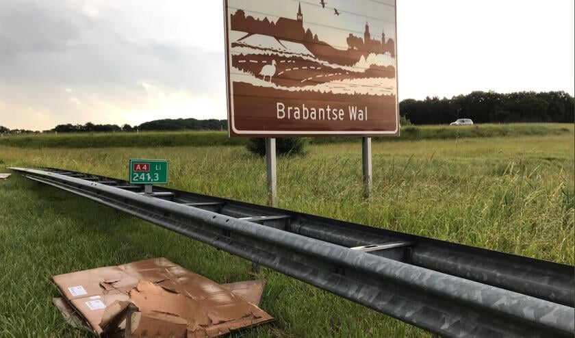 De kartonnen dozen lagen verspreid over de weg.