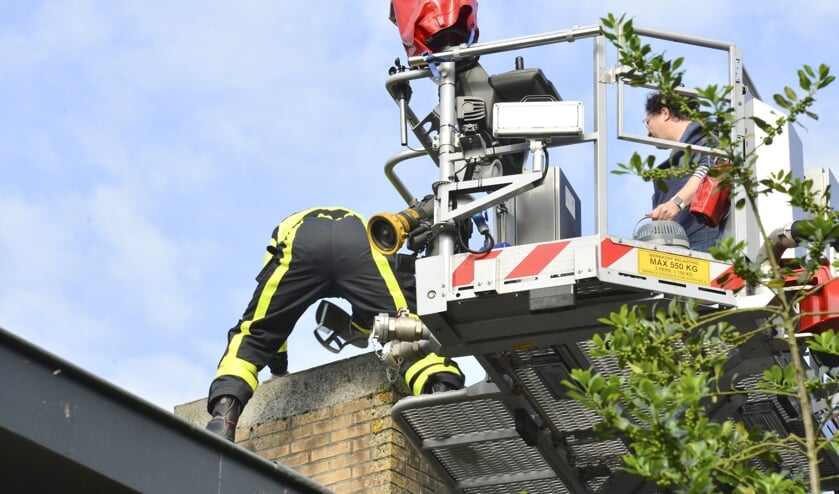 Met een hoogwerker konden de hulpverleners bij de schoorsteen komen.
