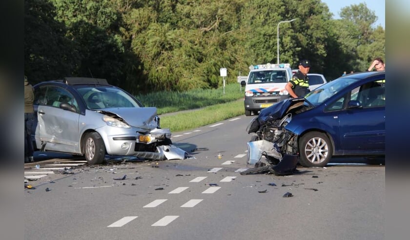 De auto's raakten zwaar beschadigd.