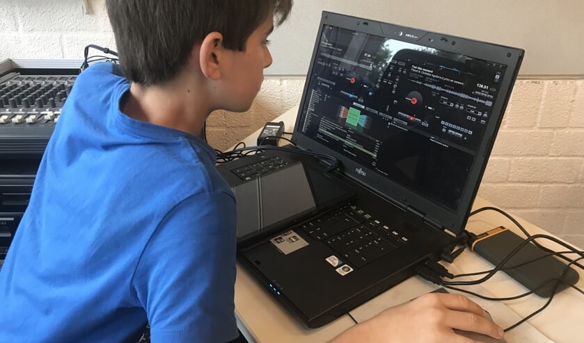Tijdens de Buitenspeeldag in De Bergspil werd de muziek verzorgd door DJ Sander.