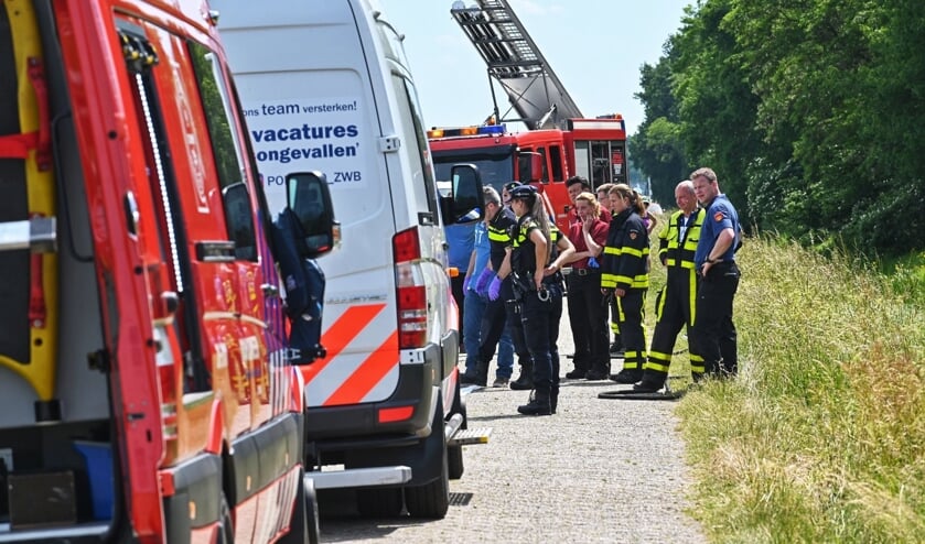 Zowel de politie als de brandweer is aanwezig.