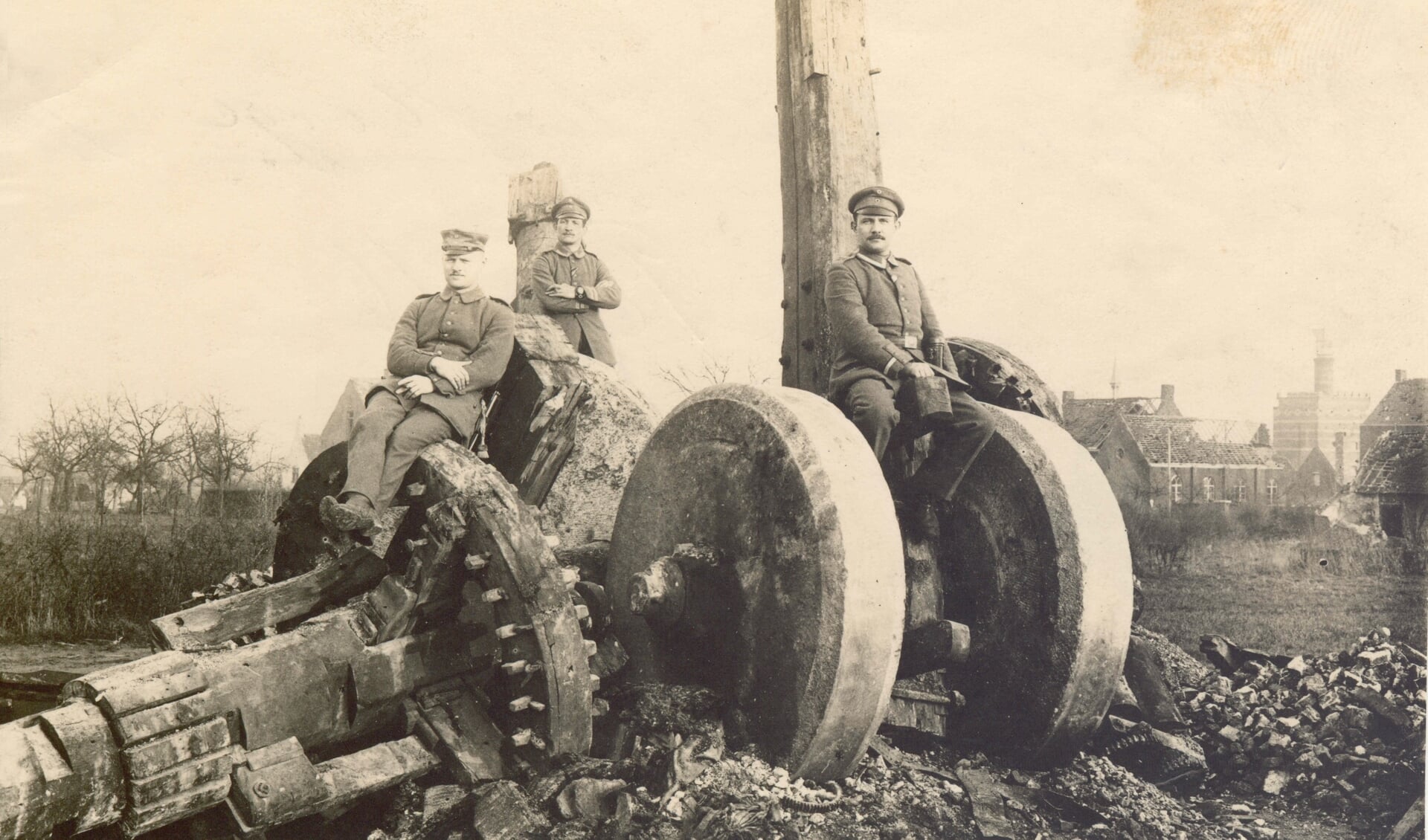 Eén van de verwoeste molens die in het boek wordt beschreven, namelijk de Stenen Molen in Beselare die in 1914 werd verwoest. Op de puinhopen poseren Duitse soldaten. 