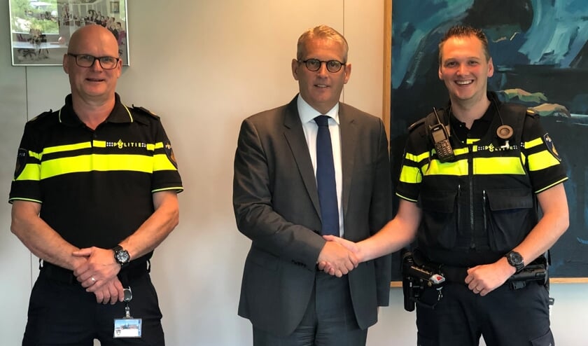 Van links naar rechts Jack Ambags, burgemeester Ruud van den Belt en de nieuwe wijkagent Jesse Smidt.