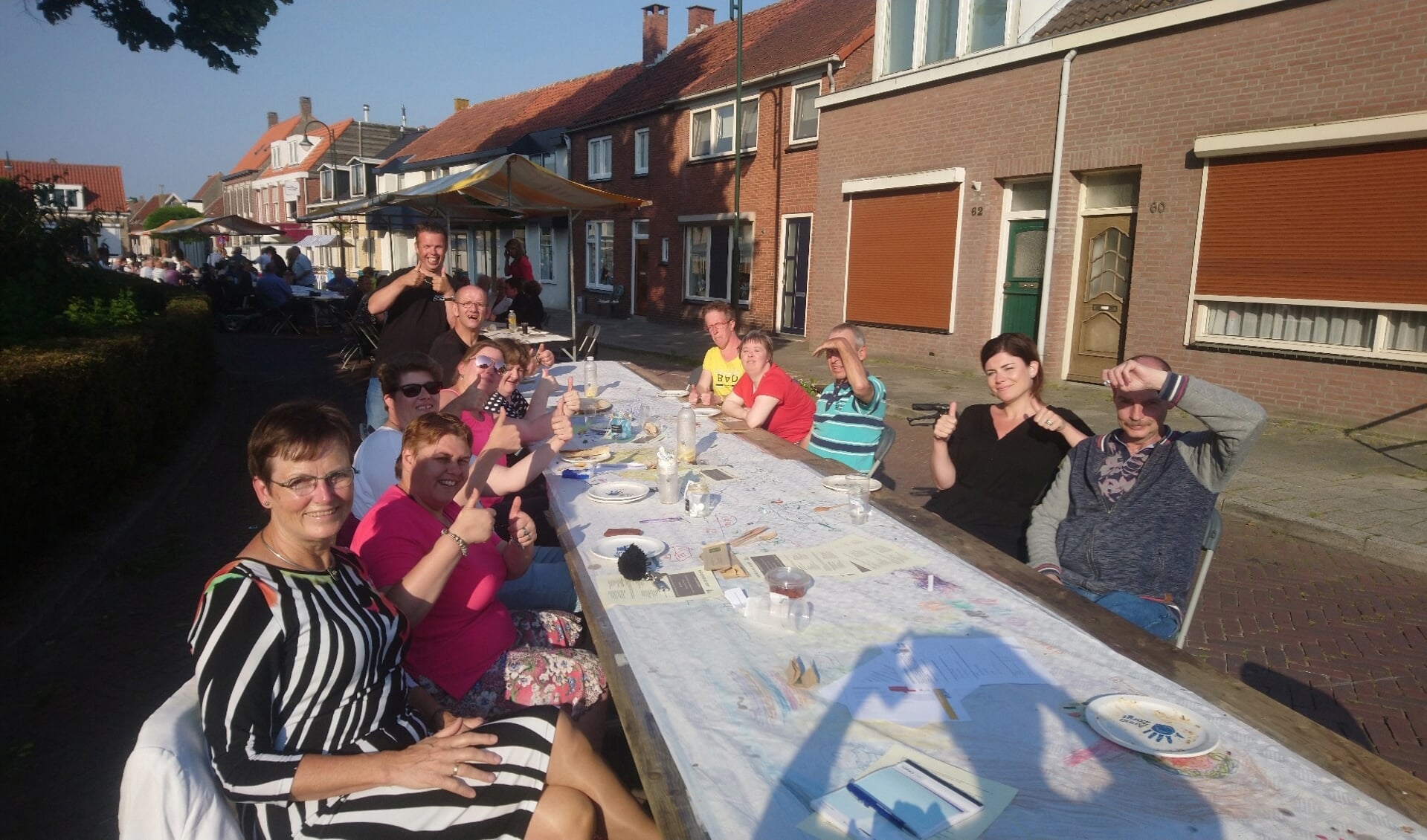 Burgemeester Ger van de Velde eet ook gezellig een hapje mee. FOTO JACOLINE DE BOER