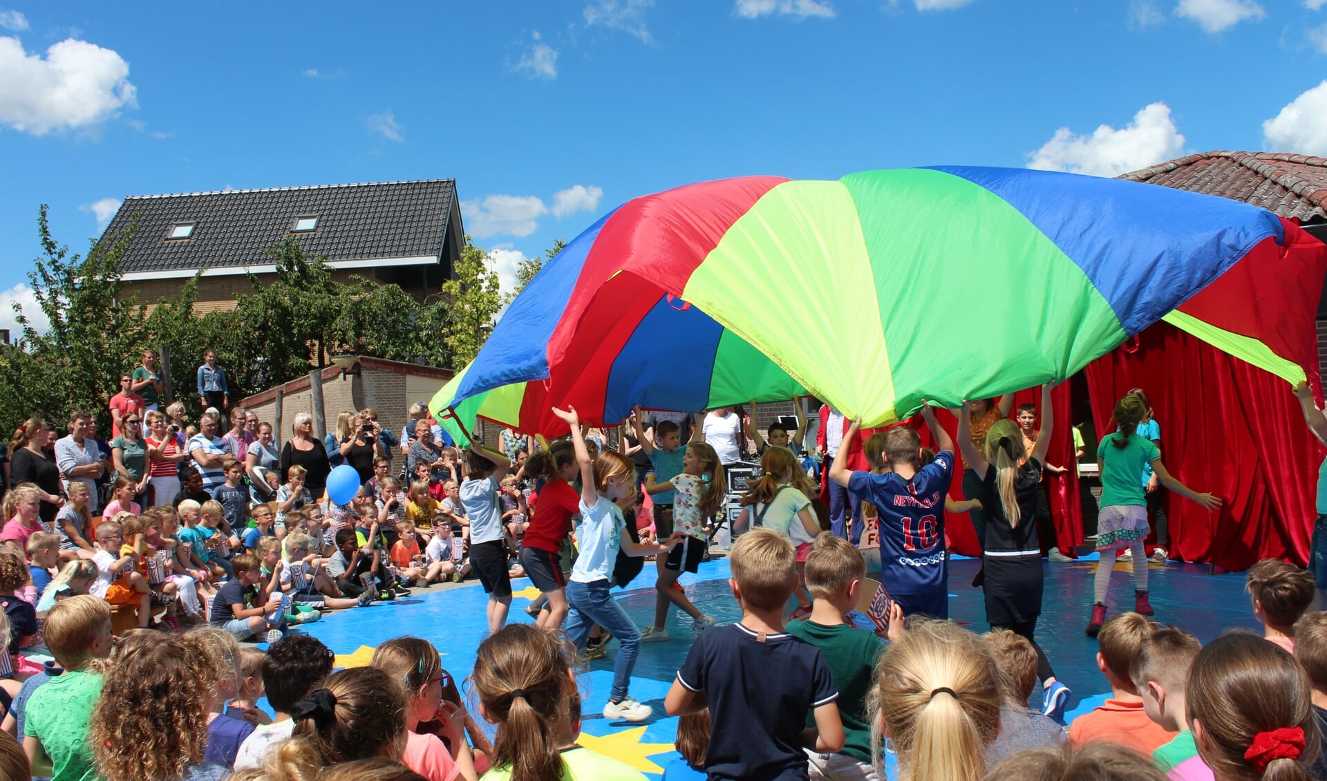 Basisschoolleerlingen lieten een spectaculaire dansact met doek zien op de circusmiddag van De Zonneberg in Kruisland