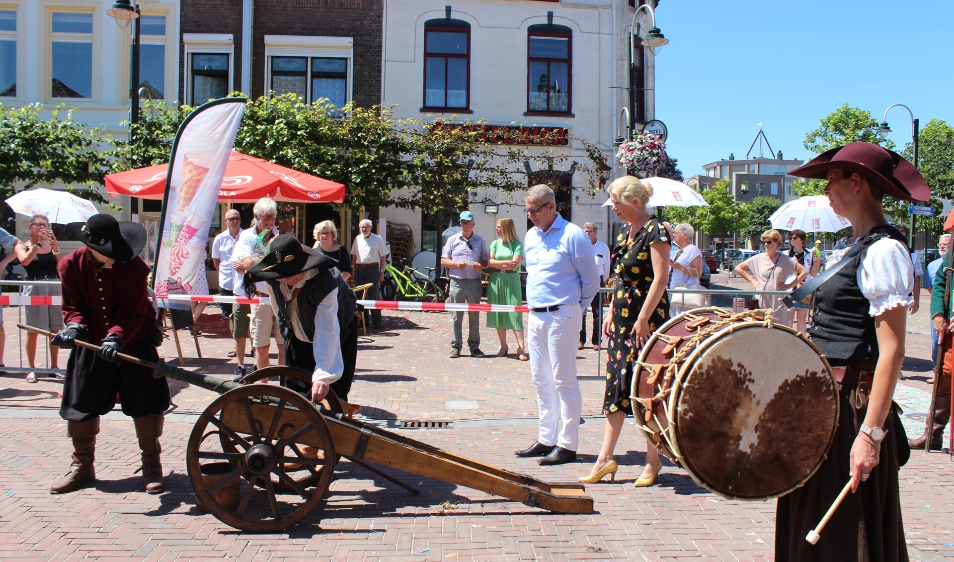 Een oorverdovend startschot op de Markt in Steenbergen werd bijgestaan door Ruud van den Belt en Willemijn van Hees. FOTO CLAUDIA KOOLE