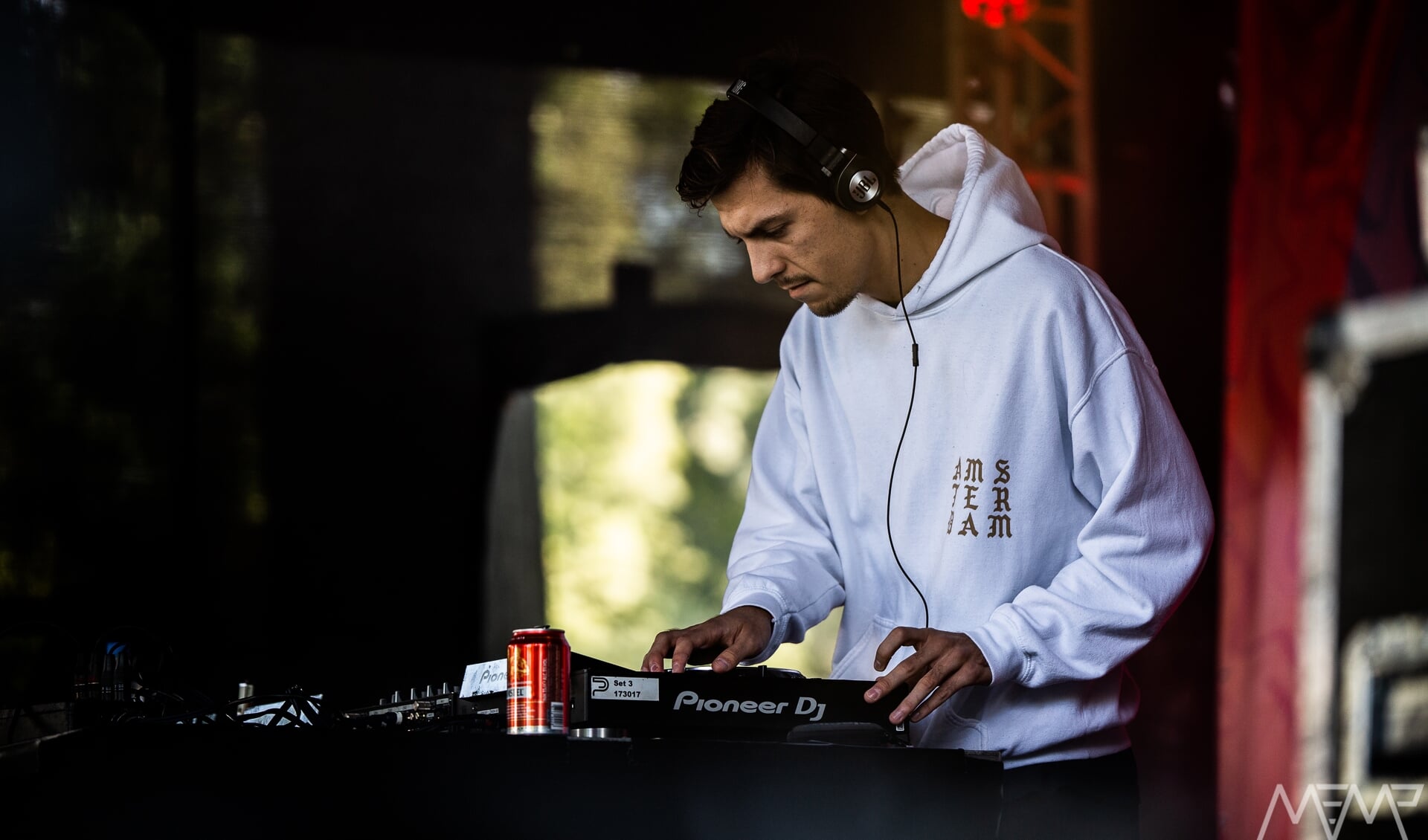 Een DJ tijdens Breda Barst