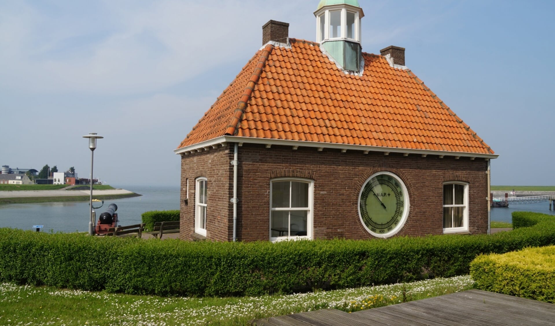 Het peilhuisje bij de haven van Wemeldinge.