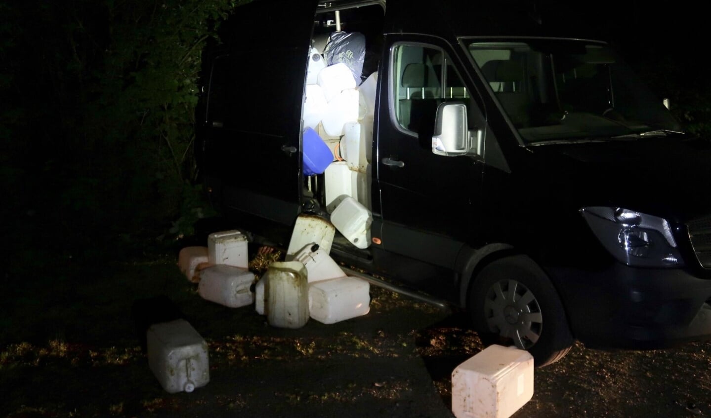Een bus vol vaten werd aangetroffen bij de Galderse Meren. Waarschijnlijk resten van drugsproductie.