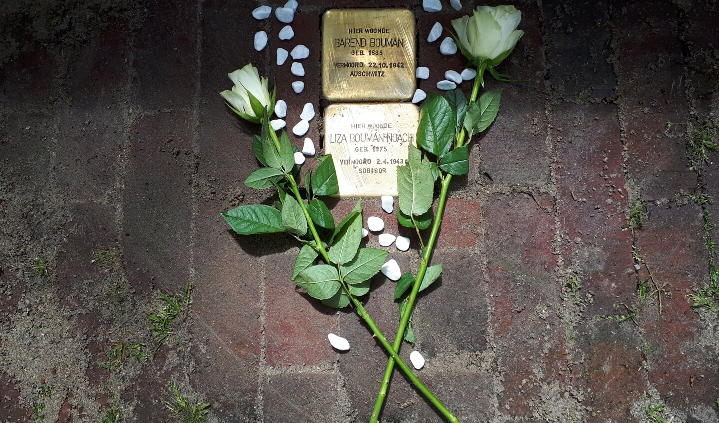 De struikelstenen eren in de Lepelstraat Barend Bouman en zijn echtgenote Liza Noach.