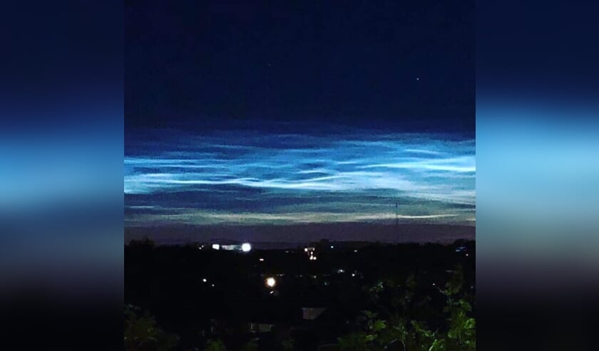 De lichtgevende wolken vanaf vijf hoog in de Sandenburgstraat