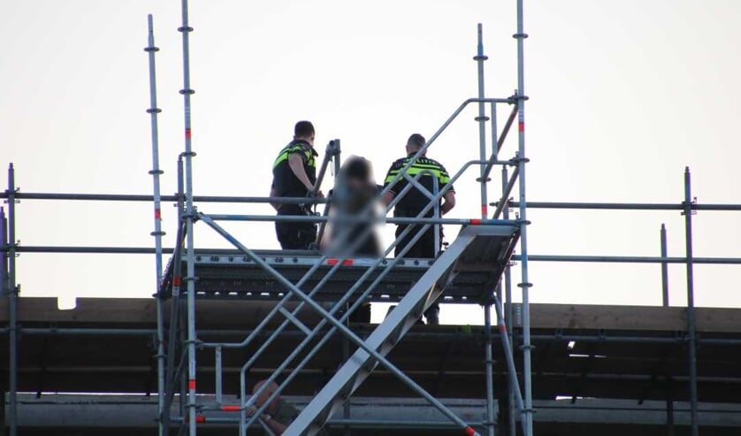 De politie kon de vrouw veilig naar beneden halen.