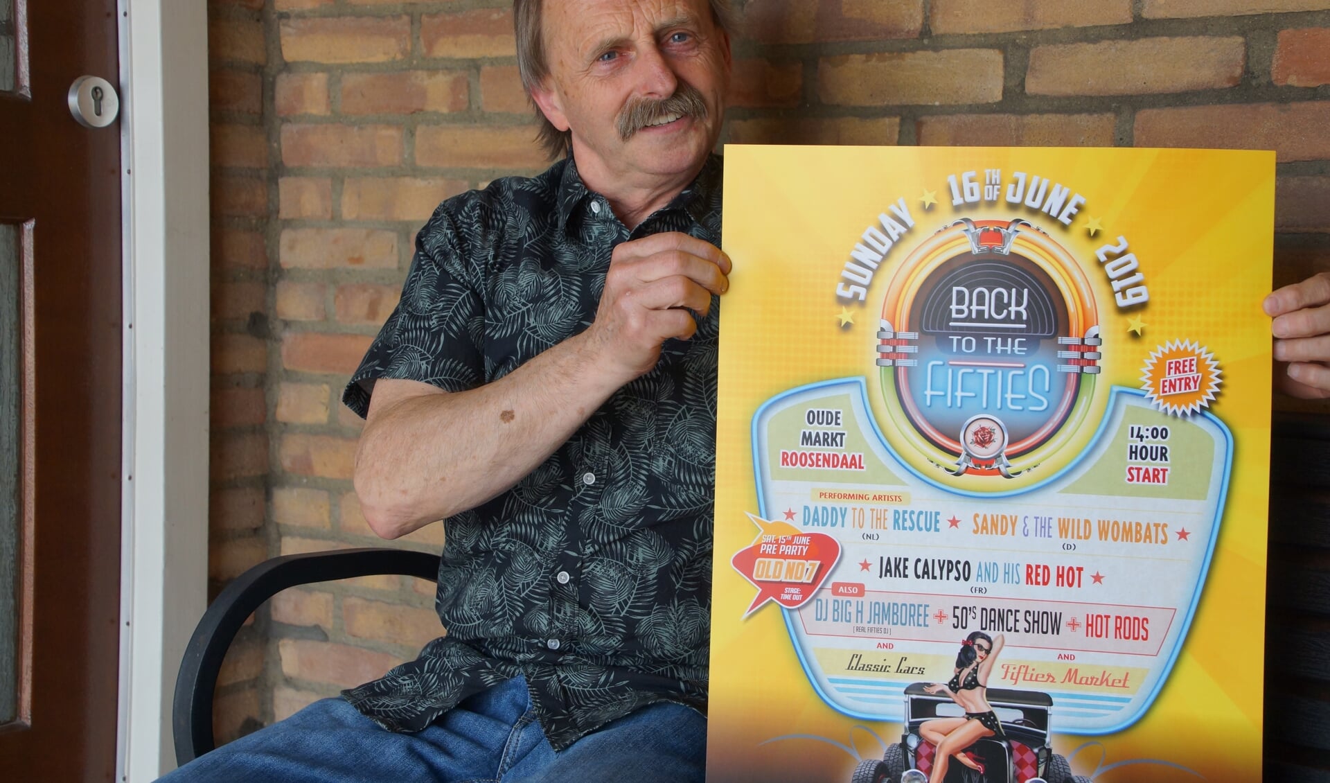 Corné Rossen toont het affiche van het Retro Back to the Fifties-evenement 2019. FOTO RENÉ BRUIJNINCX