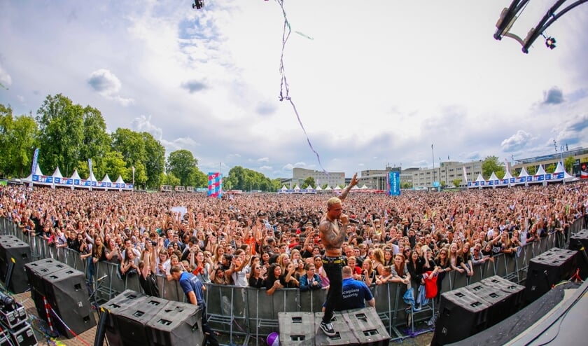 Het publiek gaat los op Bizzey.