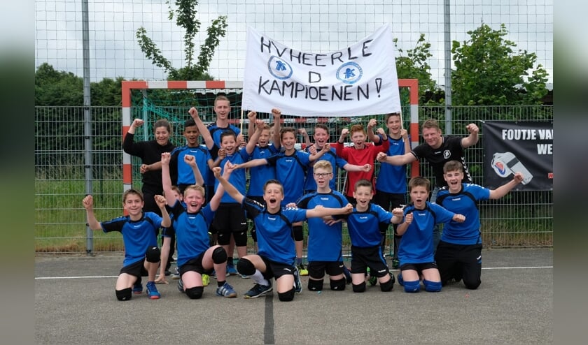Jongens D vieren hun kampioenschap met trainer en coach. FOTO GERARD VERMAAT