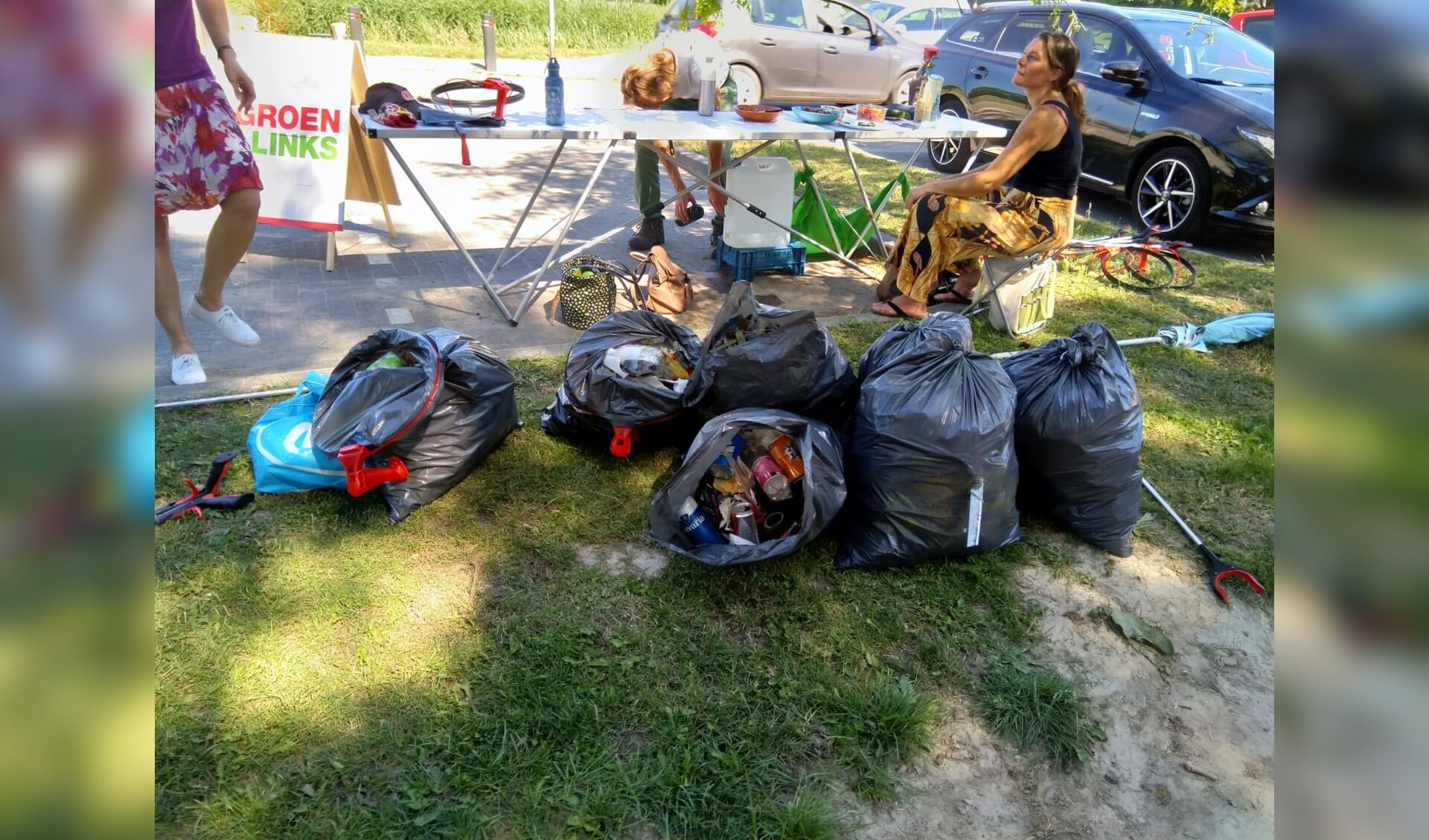 Volle vuilniszakken met zwerfafval tijdens de actie.
