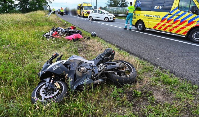 Beide motorrijders zijn naar het ziekenhuis gebracht.