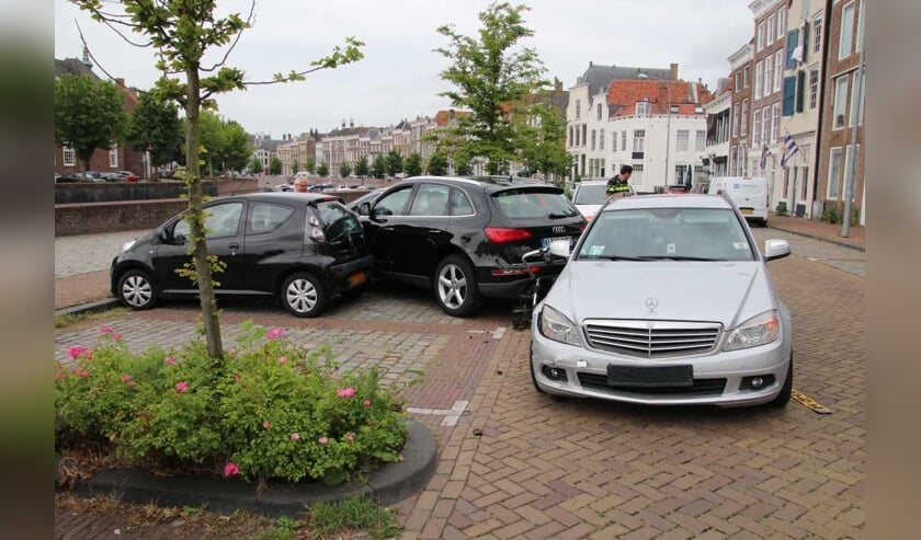 Drie auto's raakten beschadigd bij het ongeval.