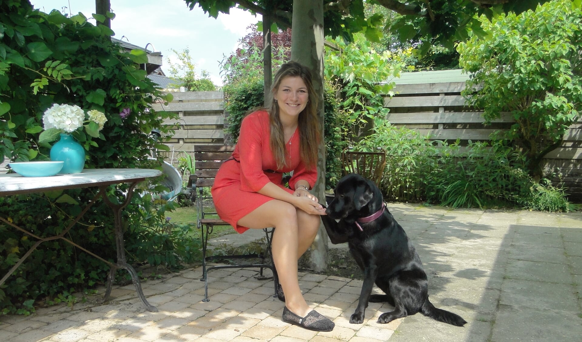 Aardbeienkoninging Lauri Halters met haar hond Baco. 