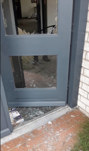 Het glas van de deur was kapot.