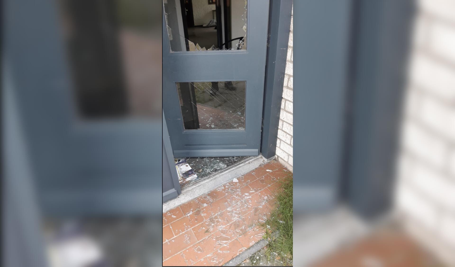 Het glas van de deur was kapot. 