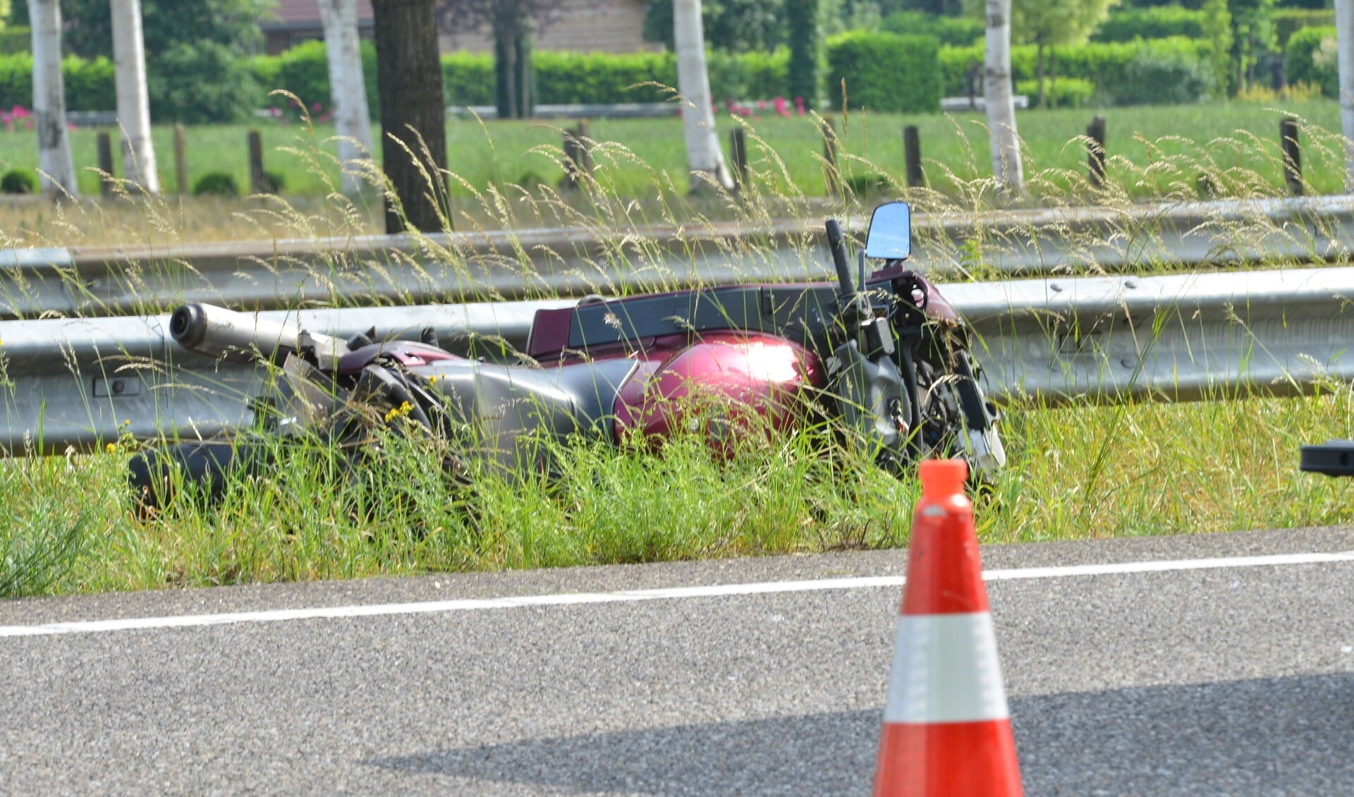 De motor kwam tegen de vangrail terecht. 